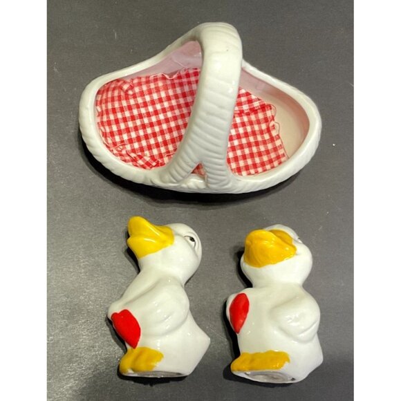 VTG WHITE DUCKS SALT AND PEPPER SHAKERS IN A BASKET WITH A BLANKET CERAMIC - Picture 7 of 8